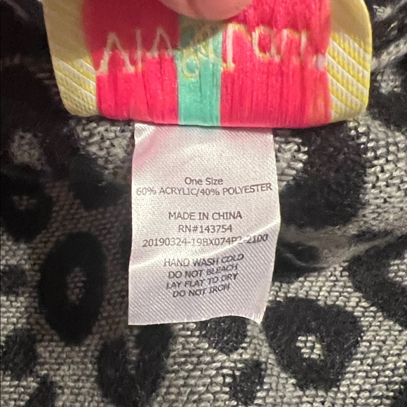 Elegant Black and Gray Leopard Print Scarf - Picture 4 of 4